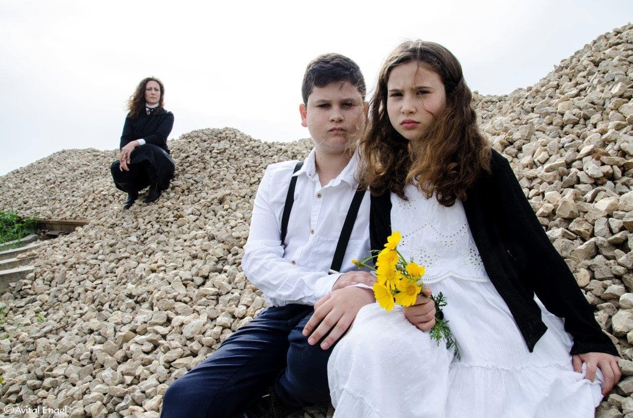 ילדים על גבעה עם חרציות ואישה יושבת מאחורנית בבלוג של tamariandme.com של תמרי סלונים ליבס צילום אביטל אנגל סטייליסטית הילה חילו עמרני איפור לירון חרט