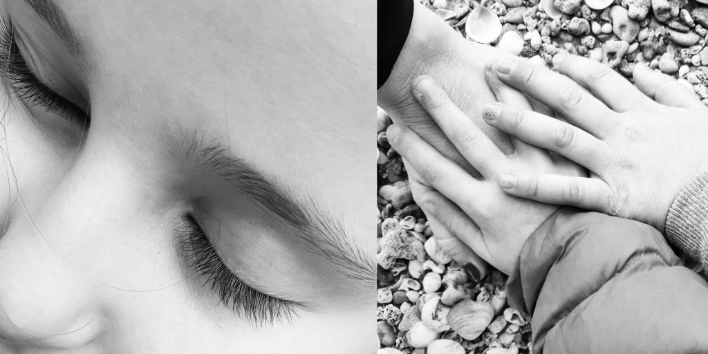 ידיים של ילדים, פנים של ילדה צילום בשחור לבן